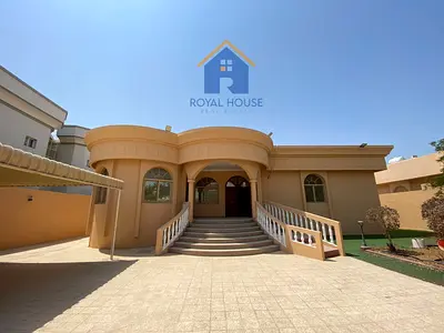 اجمل وافخم فيلا خمس غرف وصاله ومجلس 2مطيخ حوش كبير مكان متاح ل4 سيارات مساحه كبيره حديقه خارجيه موقع مميز بالقرب من جميع الخدمات