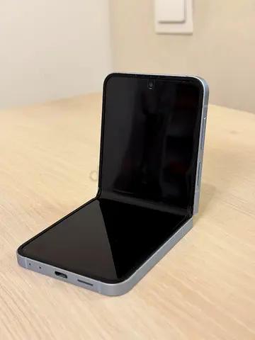 Samsung Galaxy Z Flip6 256GB – Silver Shadow – Excellent Condition