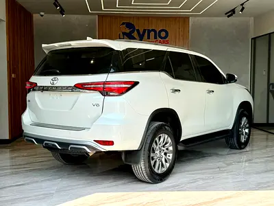 2021 Toyota FORTUNER — фото 6