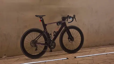 Carbon road bike with iridescent chameleon purple-to-blue shifting paint finish size 50