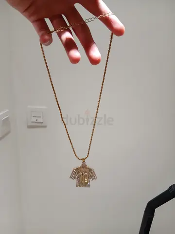 Fake Gold-tone chain necklace with decorative pendant - good condition