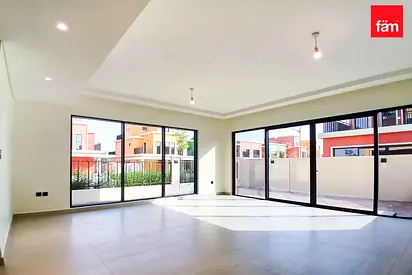 Single Row| Pool Facing Corner| Vastu Compliant