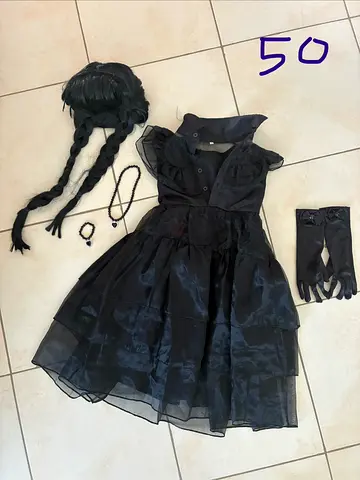 Halloween costumes
10-12yo
Worn only once..