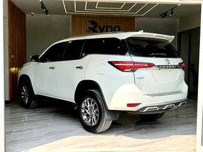 2021 Toyota FORTUNER — фото 2