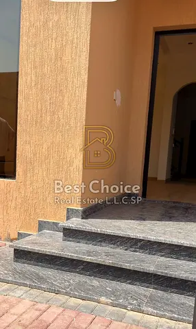 فيلا مميزة في موقع زاوية 4 غرف نوم رئيسية مساحة خارجية واسعة