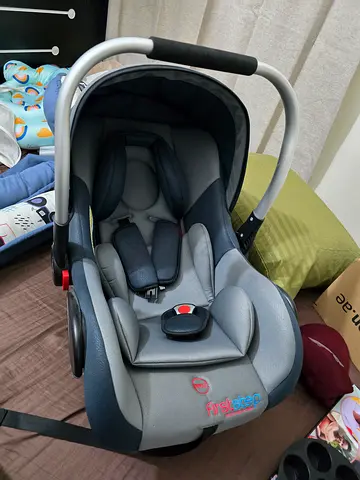 Infant car seat (rear-facing) in good condition