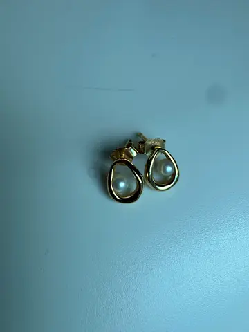 Pandora Gold Pearl Teardrop Stud Earrings – Excellent Condition (Dubai)