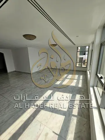 المجاز 3 – الشارقة | شقة واسعة للإيجار في الصف الأول على البحيرة موقف السيارة: باركينج مجاني.