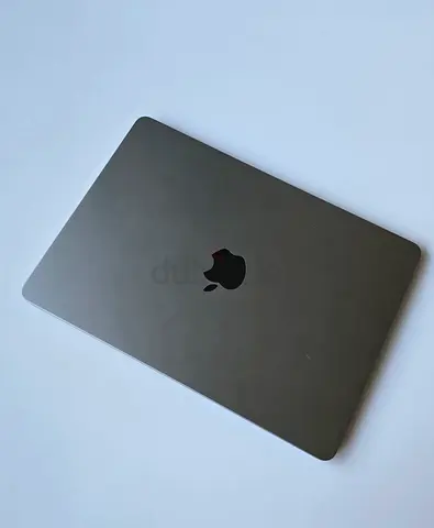 MacBook air 2024 13 inch, M3 battery 99% cycle 48 with original charger and box