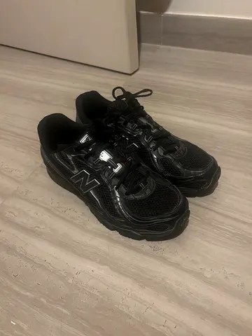 Black New Balance 740 running sneakers - size UK10