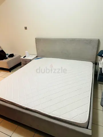 King size bed with home box orthopedic mattress - Good condition
