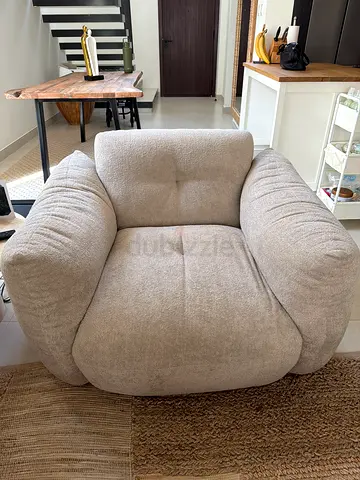 Comfortable Beige Armchair – Excellent Condition