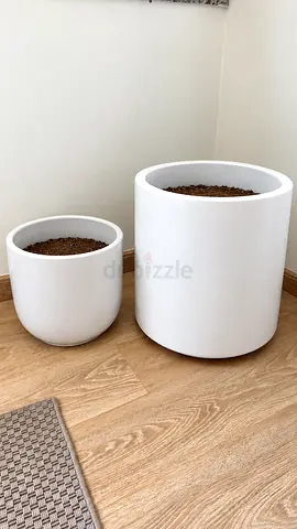 Set of 2 white ceramic plant pots — modern round planters