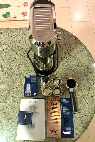 Delonghi coffe machine dedica arte EC885