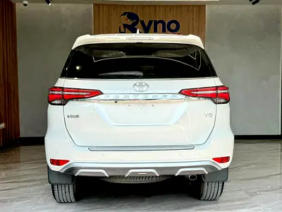 2021 Toyota FORTUNER — фото 4