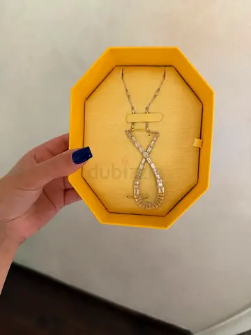 Swarovski brand new Elegant women's silver pendant necklace with chain