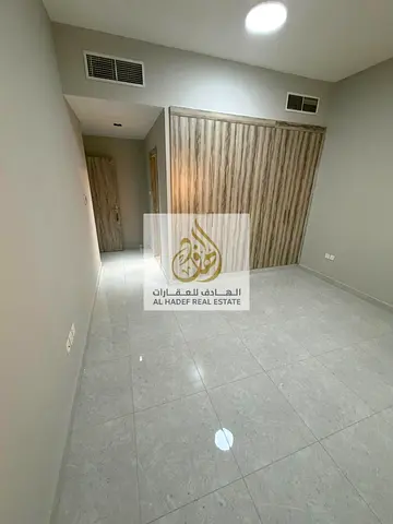 🏠 **شقة غرفتين وصالة للإيجار السنوي في عجمان – الجرف 2**  فرصة مميزة للسكن في شقة واسعة جداً بمنطقة الجرف 2 في عجمان، بتصميم عملي ومساحات كبيرة تناسب