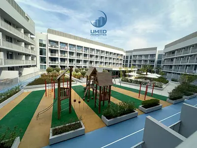 Modern Studio | West Tower | Courtyard Community Views