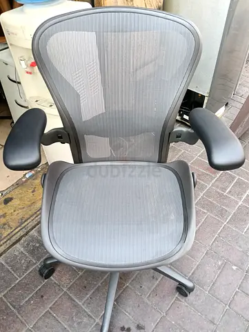 Herman Miller remastered chair for selling.black color size B fully loaded