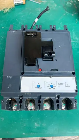 Used 4-Pole Industrial Circuit Breaker (1000A) - DC Tested