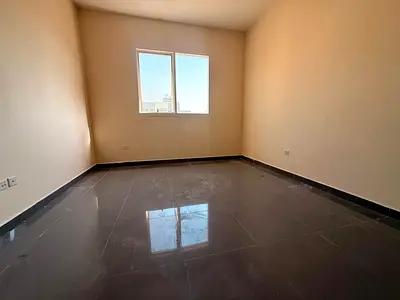 شقة استوديو واسعة في العالية، مثالية لحياة مريحة.