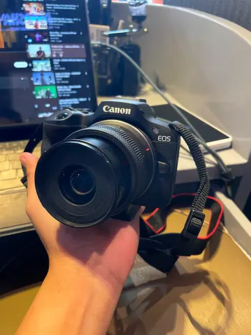 Canon EOS mirrorless camera with lens barely used, good as new no dents and no issues w/ accessories
