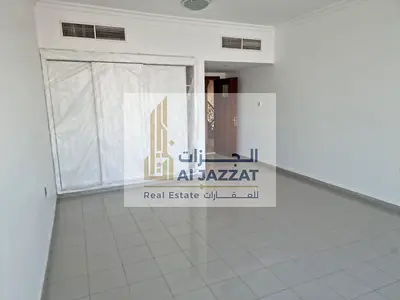 للايجار فيلا مميزه سكني استثماري على الشارع العام
