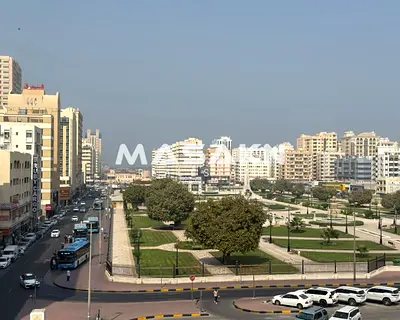 شقة غرفة وصالة ببلكونة وإطلالة مفتوحة للإيجار السنوي في الرولة – 23,000 درهم