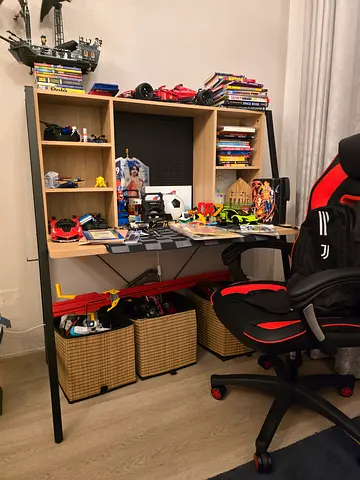 Brand new desk with no scratches or damage