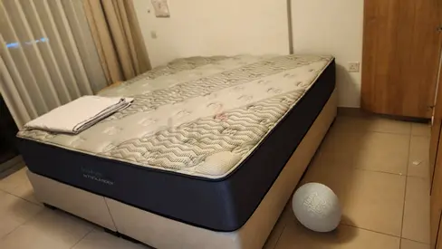 King size mattress and base in perfect condition 180x200