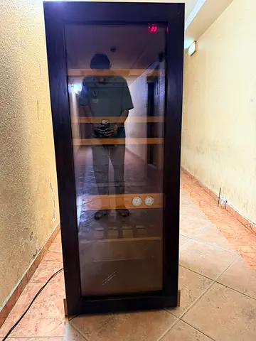 Single-door cigar frige for sale working perfectly