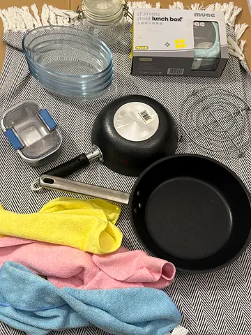 Pans and kitchen utensils