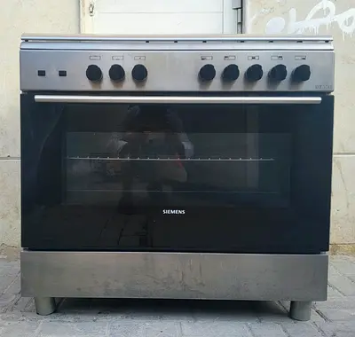Siemens Brand gas cooker 90x60 cm with 5 burners perfect working condition