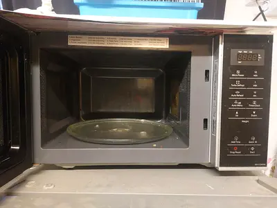 Used countertop microwave oven - functioning, good condition