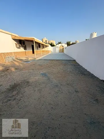 للإيجار بيت في الخزامية – الشارقة ✨ فرصة مميزة للعائلات الباحثة عن الراحة والخصوصية، بيت بمساحات مناسبة وحوش كبير، في منطقة الخزامية بإمارة الشارقة.