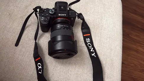 Sony Alpha 7 (α7) camera with a Sony FE 24–105mm F4 G OSS lens.