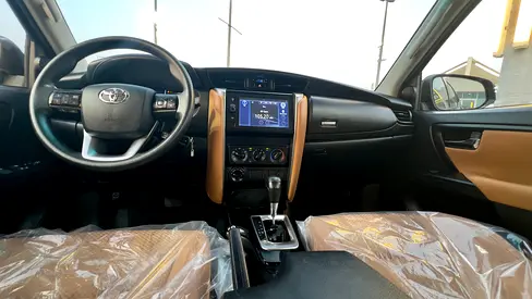 2023 Toyota FORTUNER — миниатюра 11