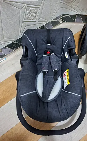 Infant car seat / baby carrier in good condition