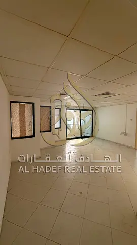 غرفة وصالة صف ثانٍ من بحيرة خالد وبالقرب من مطعم إسطنبول، مع بلكونة وحمامين. الإيجار 31 ألف درهم، والدفع على 4 أو 6 دفعات.