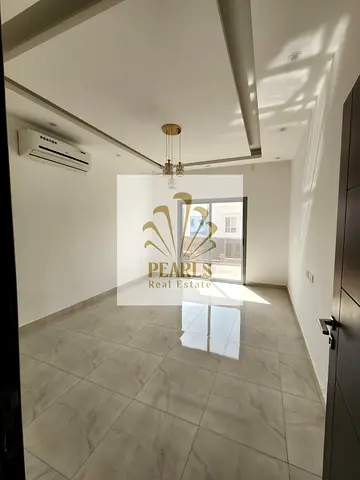 Commercial villa: suitable for all business activities, 5 beds, hall, majlis, 4 baths, full maintenance on landlord, AED 75k.