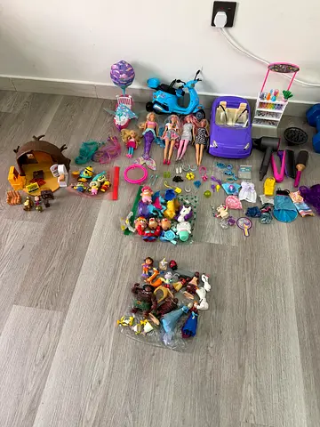 Mixed lot of dolls, small figures and playsets - preowned