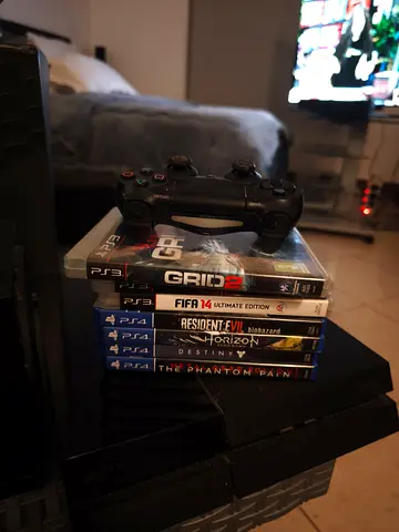 Playstation 4, controller and multiple games