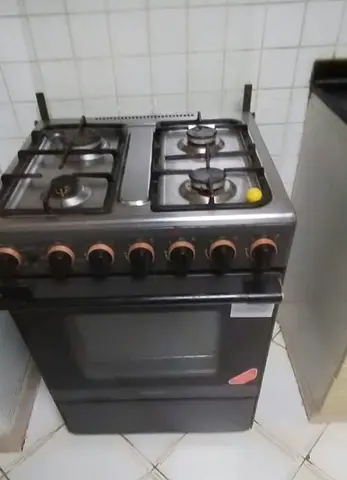 Used freestanding 4-burner gas cooker with oven — good working condition