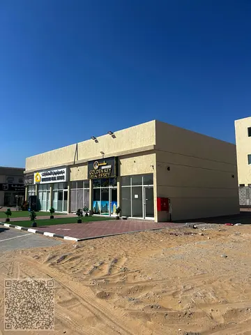 محل تجاري للإيجار في عجمان | 55,000 درهم سنوياً | 430 قدم مربع | واجهة على الشارع الرئيسي | حمام ومطبخ تحضيري | مواقف سيارات | 4–6 دفعات