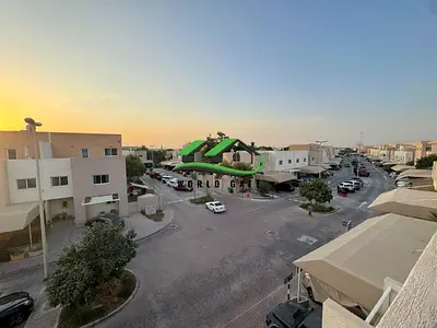 Double Row Modern Living Spacious Unit Community View
