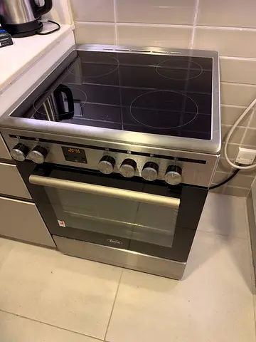 Electric freestanding stove with ceramic hob and oven - excellent condition