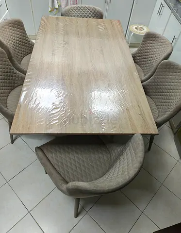 Dining table with 6 upholstered quilted chairs - light wood finish