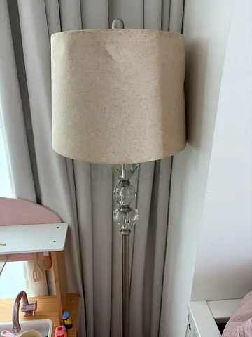 Free standing lamp