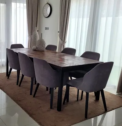 Beautiful wooden dining table (NO CHAIRS AVAILABLE!) very good condition. It has a stunning pattern!