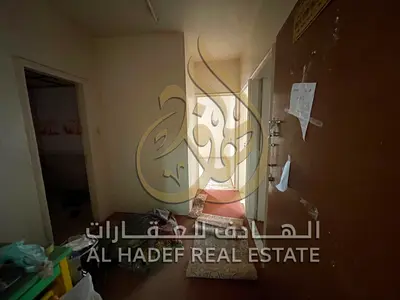 غرفة وصالة، موزع، تكييف ويندو، موقع مميز في القليعة، قريب من الخدمات والمرافق، والدفع على 4 دفعات